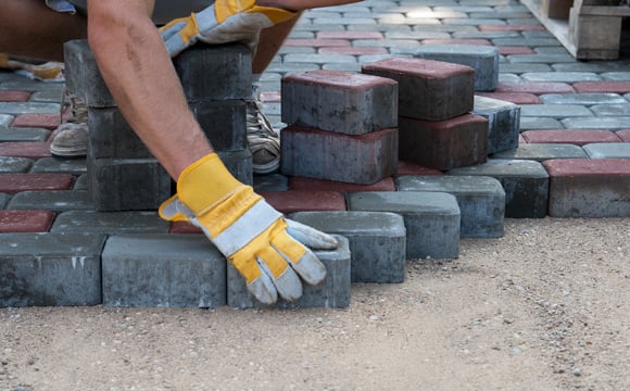 Installer des pavés sur sa terrasse