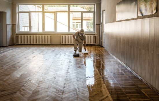 Application d'un vernis sur un parquet - vitrification