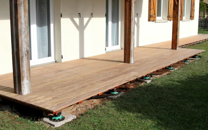 Réalisation d'une terrasse sans dalle béton en bois exotique