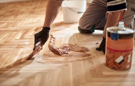 Application d'une cire de protection suite au ponçage du parquet avant vitrification