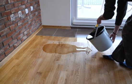 Laque de vitrification versée sur le parquet